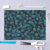 Eukalyptus in blau seidenpapier (Handwerk)