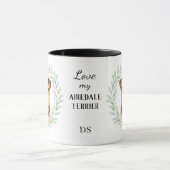 Eukalyptus-Kranz Airedale Terrier Hund Monogramm Tasse (Zentrum)