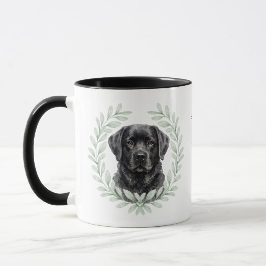 Eukalyptus-Kranz schwarzer Labradorhund-Monogramm Tasse (Links)