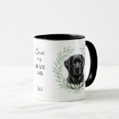 Eukalyptus-Kranz schwarzer Labradorhund-Monogramm Tasse (VorderseiteRechts)