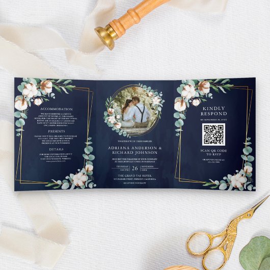 Eukalyptus QR Code Navy Wedding Dreifach Gefaltete Einladung