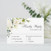 Eukalyptus White Roses Floral Wedding RSVP Karte (Stehend Vorderseite)