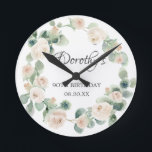 Eukalyptus Wreath, 90. Geburtstag Runde Wanduhr<br><div class="desc">Ein Geschenk oder Sake für einen 90. Geburtstag. Weiße Rosen sind in grünen Eukalyptus-Blätter eingebettet. Der Name ist in wunderschöner Kalligrafie mit 100. Geburtstag und Datum unten geschrieben.</div>