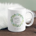 Eukalyptus Wreath Mother of the Groom Kaffeetasse<br><div class="desc">Die Tasse ist ein süßer und eleganter Ehering-Sake für Ihr Brautparty,  mit einem Aquarellkranz von Salbei-grünen Eukalyptus-Blätter und Blättern mit der "Mutter des Bräutigams",  die in handgeschriebenen Schriftzeichen eingeschrieben ist. Personalisieren Sie sich mit Ihrem Hochzeitsdatum unten. Entworfen,  um unsere Eukalyptus Wreath Kollektion zu ergänzen.</div>