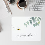 Eukalyptuswein Mousepad<br><div class="desc">Ein schick weißer Hintergrund. Die Einrichtung besteht aus einer Aquarellpflanze mit Eukalyptus-Pflanzen, Blättern und einer niedlichen, fröhlichen, lächelnden Biene. Personalisieren Sie Ihren Namen und fügen Sie ihn hinzu. Der Name wird mit einem modernen handgeschriebenen Stilskript mit Swashes geschrieben. Um die Swashes behalten, löschen Sie nur den Beispielnamen, verlass die Leerzeichen...</div>