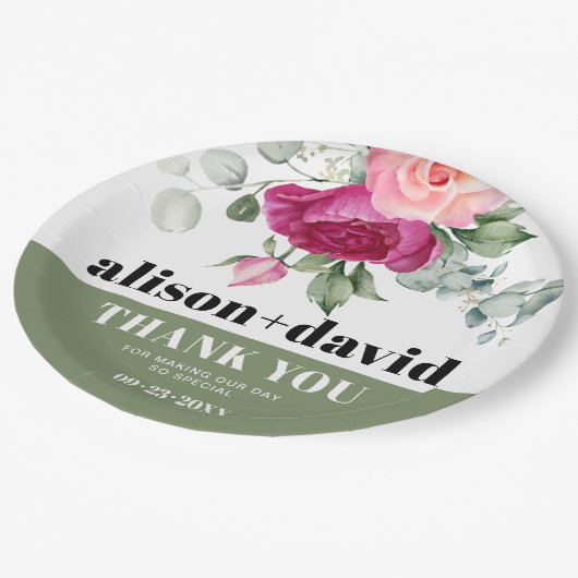 Eukalyptuszweige mit rosa Rosenblütenhochzeit Pappteller (Schrägansicht)