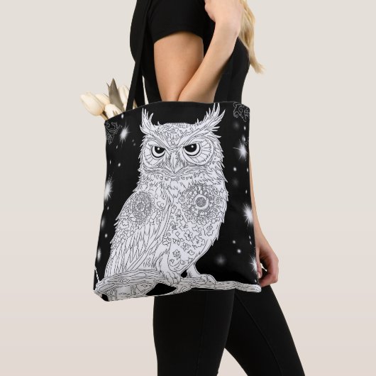 Eule auf Ast unter magischem Sternenhimmel Tasche (Von Nahem)