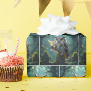Eule hält Cocktail in einem mystischen Wald Geschenkpapier