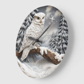 Eule in einem Winterwunderland. Große Wanduhr (Winkel)