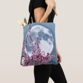 Eule in Pflaumenbaum Tasche (Von Nahem)