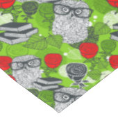 Eule in rote Rosen Tischdecke (Schrägansicht)