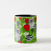 Eule in rote Rosen Zweifarbige Tasse (Mittel)