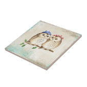 Eule mit bunten Schals auf einem Baumzweig. Fliese (Seite)