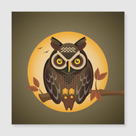 Eule mit großen Augen, die gegen den Mond sitzen Magnetkarte