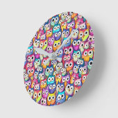 Eule sieht sich Cartoon-Doodle-Muster von Whimisku Runde Wanduhr (Winkel)