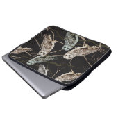 Eule sitzt auf einem Ast Laptopschutzhülle (Vorne Knopf)