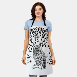 Eule sitzt unter dunklen Blätter Schürze