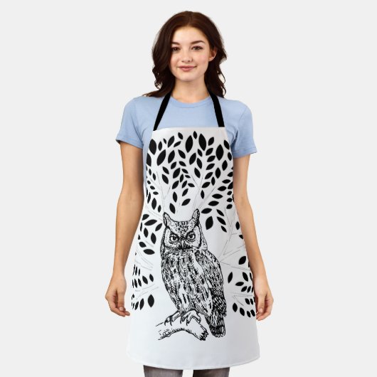 Eule sitzt unter dunklen Blätter Schürze (Getragen)