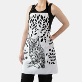 Eule sitzt unter dunklen Blätter Schürze (InSitu)