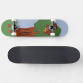 Eule und ein Eichenbaum Whimsikaler Cartoon Kunst Skateboard (Horizontal)