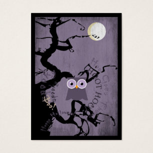 Eule und gruseliger knotiger Baum für Halloween
