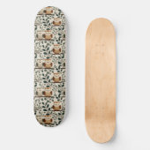 Eule und Waldblattmuster Skateboard (Vorderseite)