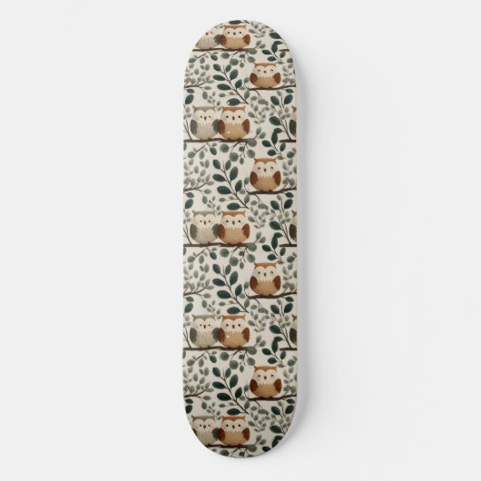 Eule und Waldblattmuster Skateboard (Vorderseite)