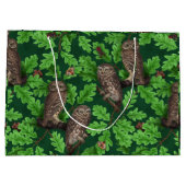 Eulen im Wald auf dunkelgrün Große Geschenktüte (Rückseite)