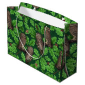 Eulen im Wald auf dunkelgrün Große Geschenktüte (Rückseite Schrägansicht)