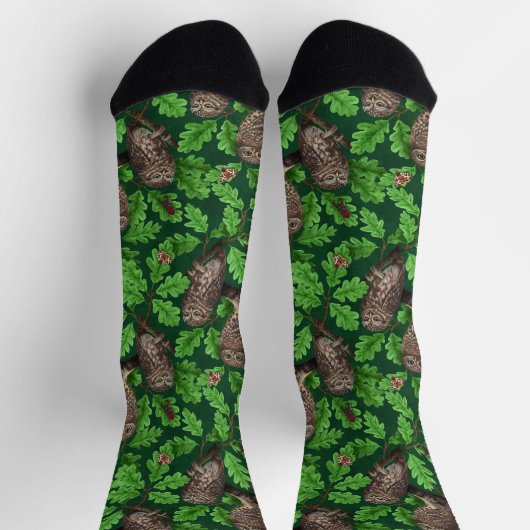 Eulen im Wald auf dunkelgrün Socken (Oben)