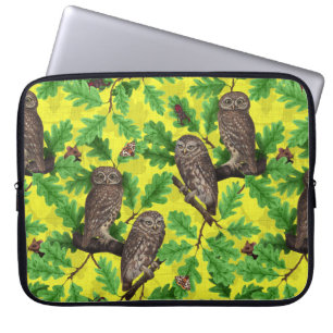 Eulen im Wald auf zitronengelb Laptopschutzhülle