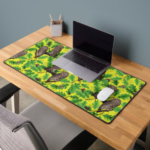 Eulen im Wald auf zitronengelb Schreibtischunterlage