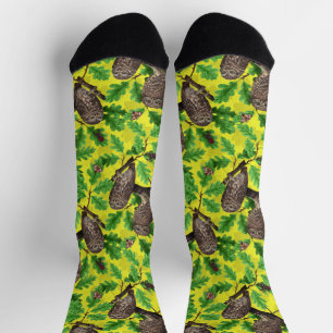 Eulen im Wald auf zitronengelb Socken
