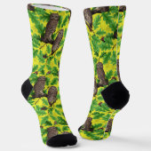 Eulen im Wald auf zitronengelb Socken (Gewinkelt)
