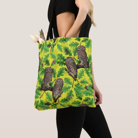 Eulen im Wald auf zitronengelb Tasche (Von Nahem)