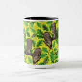 Eulen im Wald auf zitronengelb Tasse (Zentrum)