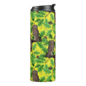 Eulen im Wald auf zitronengelb Thermosbecher (Nach links gedreht)