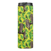 Eulen im Wald auf zitronengelb Thermosbecher (Rückseite)