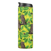 Eulen im Wald auf zitronengelb Thermosbecher (Nach rechts gedreht)