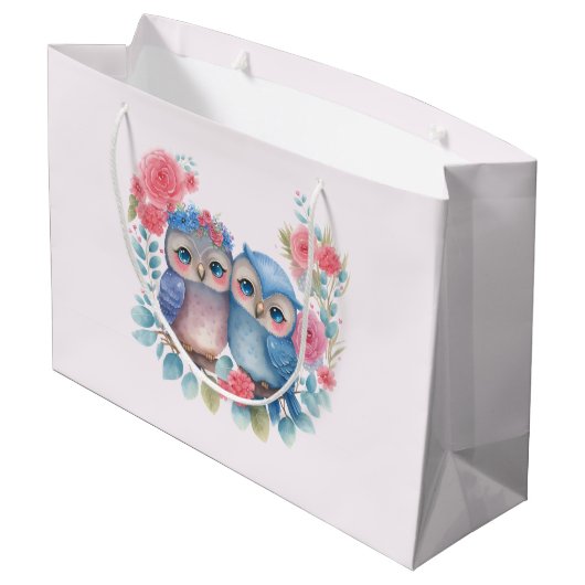 Eulen in der Liebe auf einer Baumzweigung Große Geschenktüte (Rückseite Schrägansicht)