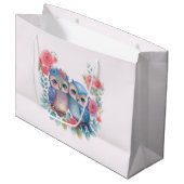 Eulen in der Liebe auf einer Baumzweigung Große Geschenktüte (Vorderseite Schrägansicht)