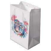 Eulen in der Liebe auf einer Baumzweigung Mittlere Geschenktüte (Rückseite Schrägansicht)