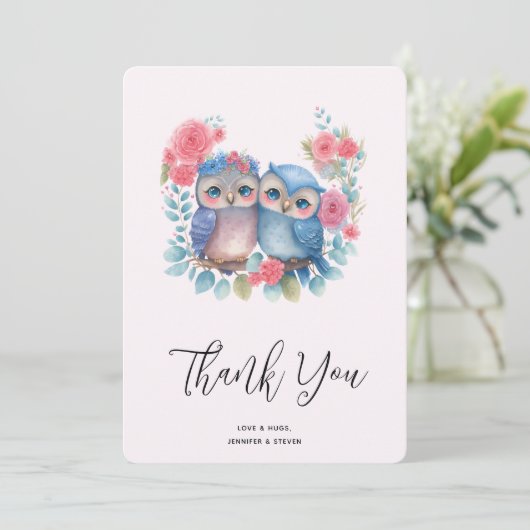 Eulen in der Liebe, die auf einer Baumzweigung sit Dankeskarte (Stehend Vorderseite)