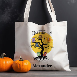 Eulen in einer gruseligen Halloween-Baum-Veranstal Tragetasche