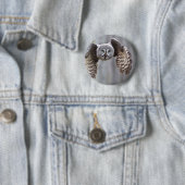 Eulenfliegentier versieht Vogelpark-Waldvögel mit Button (Beispiel)