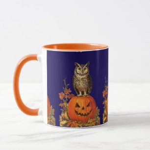 EULENSCHMETTERLING AUF HALLOWEEN-KÜRBIS UND HERBST TASSE