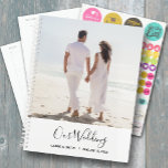 Eure Foto-Hochzeit Planer<br><div class="desc">Hochzeitsplaner mit Ihrem Lieblings-Foto auf der Vorderseite personalisiert mit Ihren Details in schicken Schriften. Der Planer umfasst monatliche und wöchentliche Layouts, 12 Monate, 60 Seiten mit laminierten SOFT- oder HARD-Vorder- und Rückseite.</div>