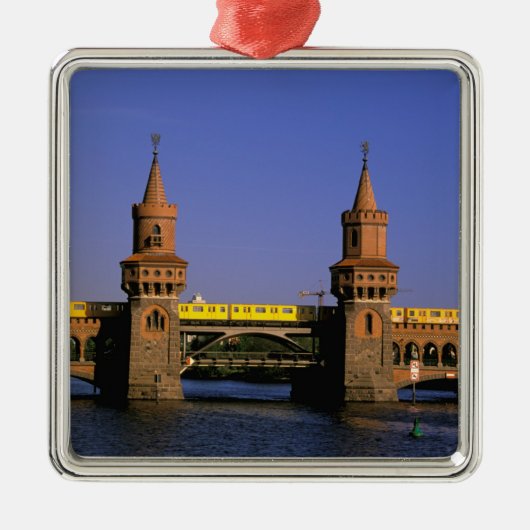 Europa, Deutschland, Berlin. Kreuzberg, Oberbaum Ornament Aus Metall (Vorne)