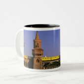 Europa, Deutschland, Berlin. Kreuzberg, Oberbaum Zweifarbige Tasse (Vorderseite Links)
