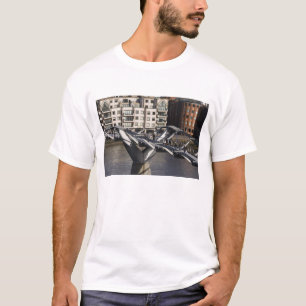 Europa, ENGLAND, London: Blick auf die Millenium T-Shirt